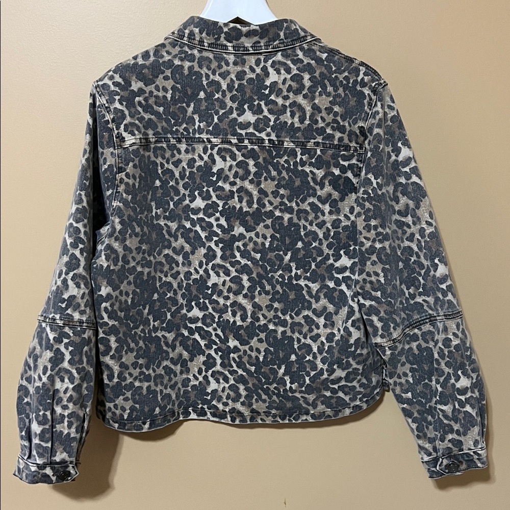 Kut from the Kloth Leopard Print Jean Jacket - Black and Tan. XL - Picture 3 of 9